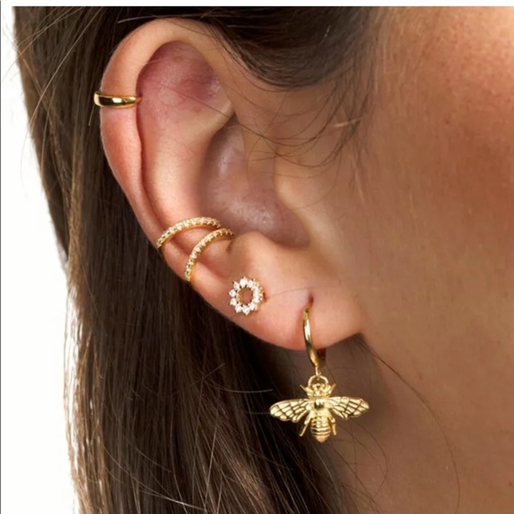 🆕Cute bee gold studs for women - Picture 2 of 5